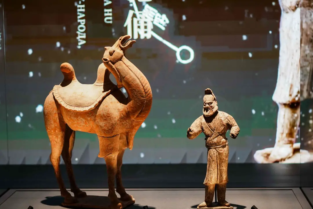 △西部机场博物馆展出的古代陶俑。（摄影/周季）