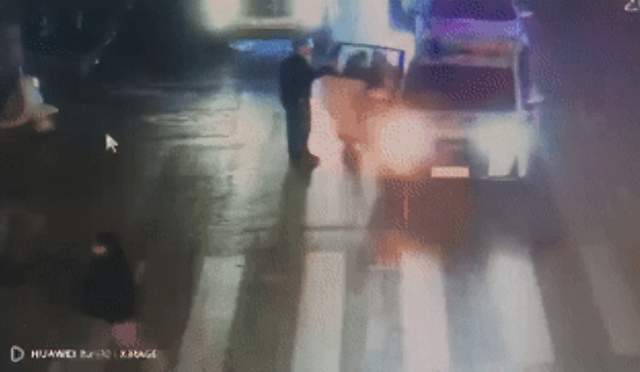 暖心，孩子受伤急需救治，民警开警车及时送医