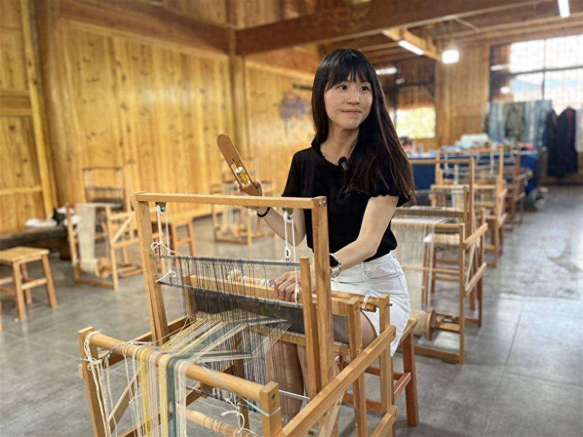 聚焦湖北·武汉台湾周丨台湾媒体人化身“土家织女”，三分钟学会土家织锦技艺