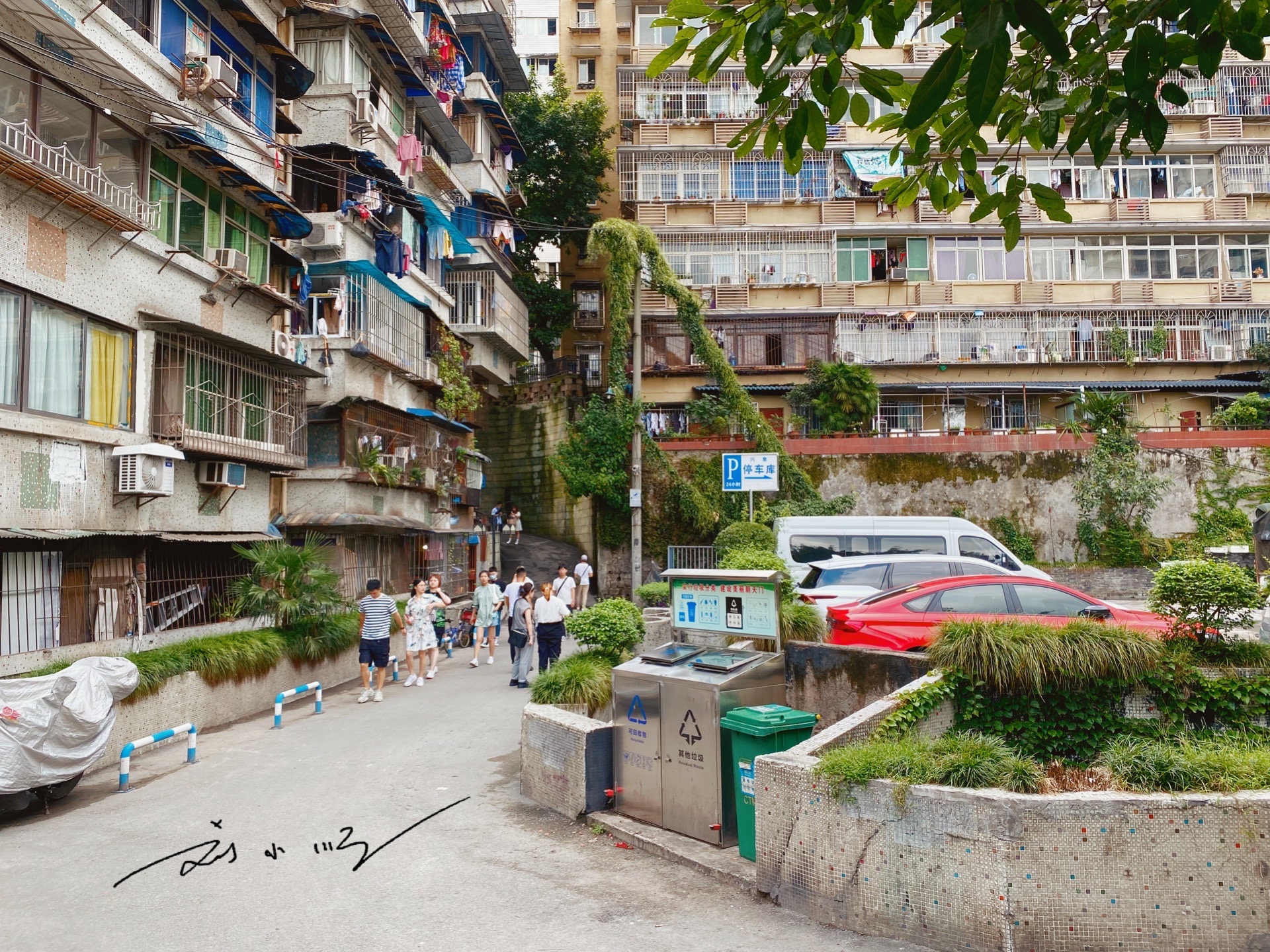 重庆一栋“奇楼”走红网络，高达24层却没有电梯，游客：爬到腿酸