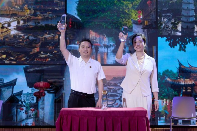 梁凤仪博士在福州软件职业技术学院设立“黄宜弘&梁凤仪创作奖”