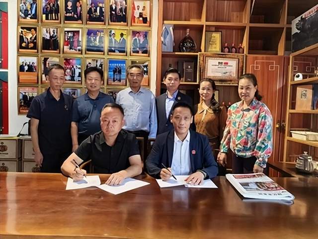 中国白兰地黄石运营中心启动,采购殷祖印子粑一千万斤签约助力乡村振兴(图2) 中国白兰地黄石运营中心启动,采购殷祖印子粑一千万斤签约助力乡村振兴(图2)