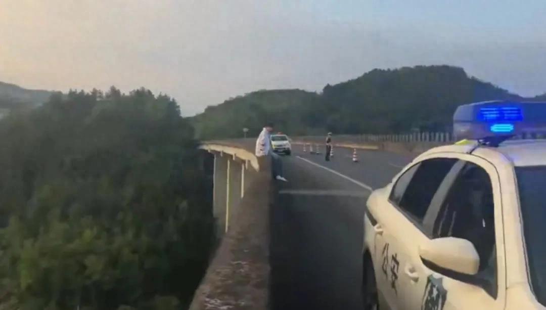 生死瞬间，他们一把拉回！遵义高速交警救下欲跳桥轻生少年