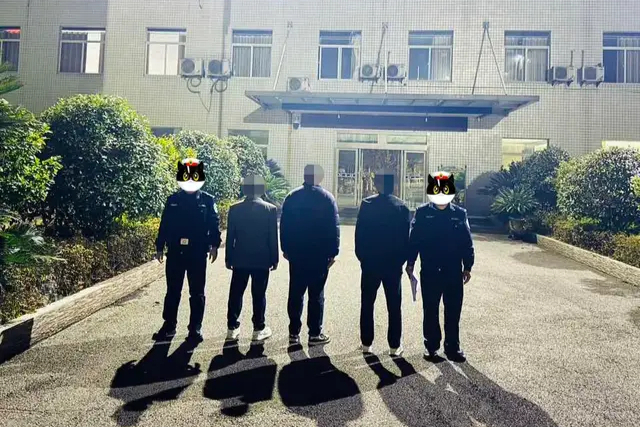 桐梓县公安局依法查处2起张贴涉黄“野广告”案件