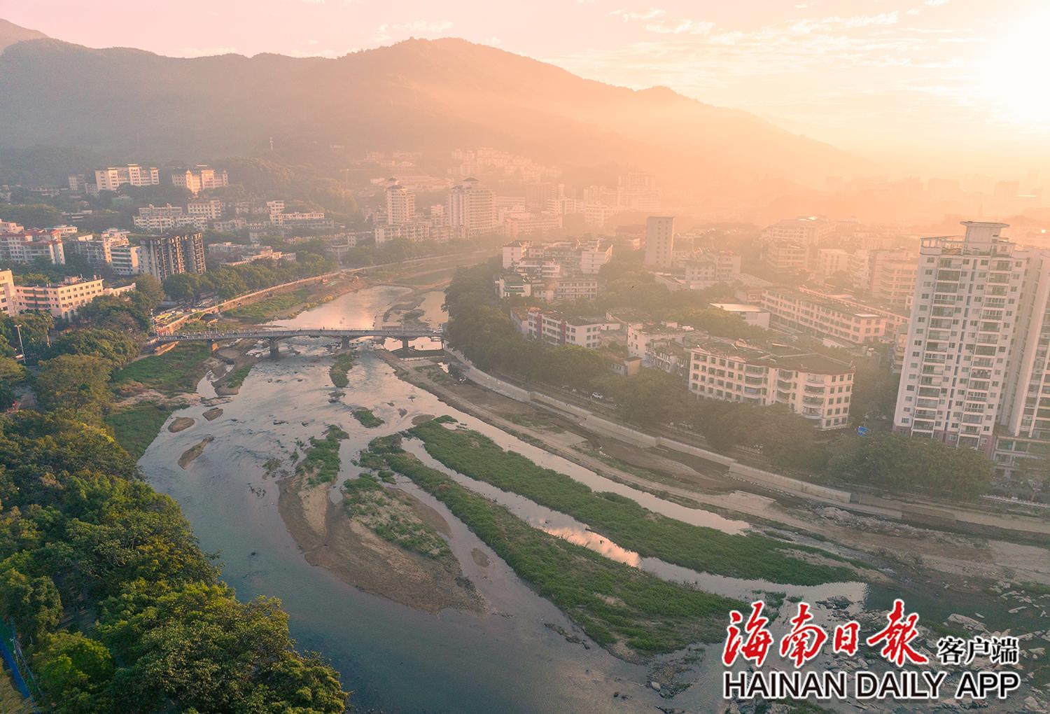 五指山通什镇晨雾缥缈景色美
