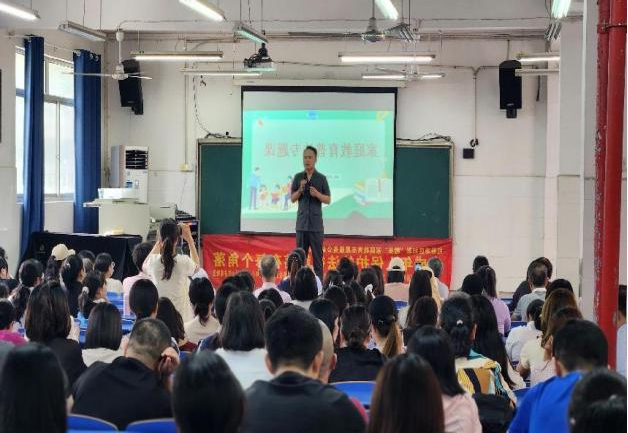 赣红孵联合卫东街道未保站 开展未成年人保护法散落在每个角落活动
