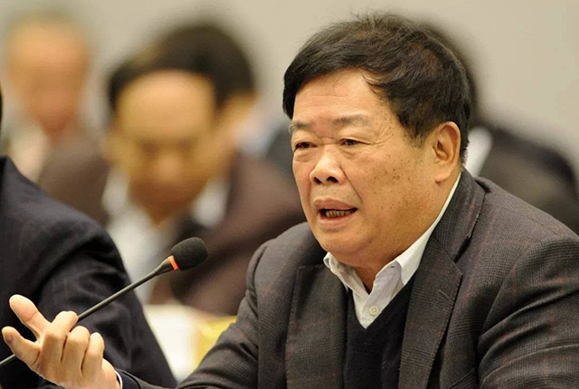 父亲是首善，坐拥百亿身家不愿继承，开一家公司就被父亲收购一家