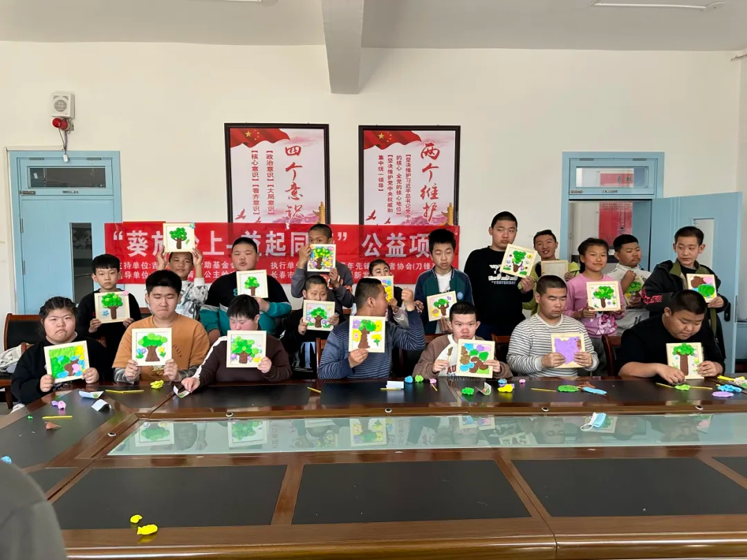 吉林公主岭市青年先锋志愿者协会：“繁茂的大树”粘土画