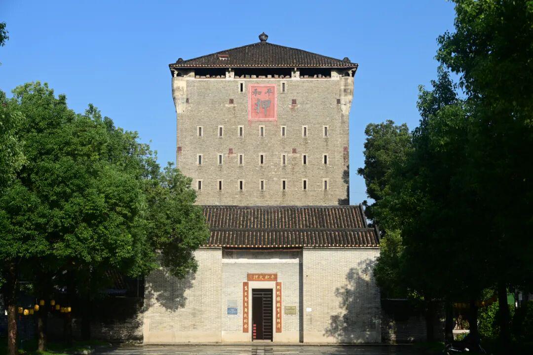 百年前广州最豪华当铺，18万块青砖建成，楼顶摆99块巨石！
