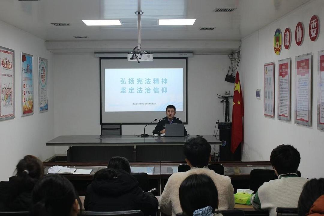 弘扬宪法精神 民警走进社区、学校开展宣讲活动