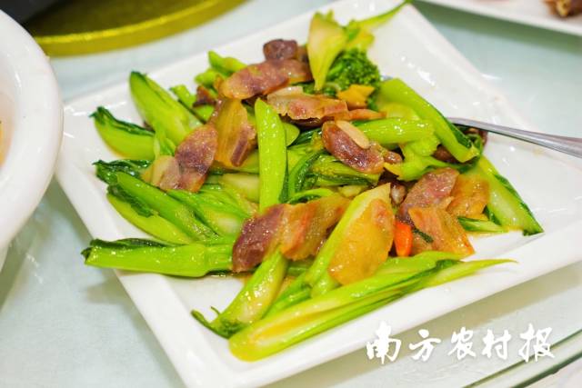 现场用连州菜心、东陂腊味、连州丝苗米等连州特色农产品烹调的“连州味”菜肴 ,获得了众多采购商的赞赏。 现场用连州菜心、东陂腊味、连州丝苗米等连州特色农产品烹调的“连州味”菜肴 ,获得了众多采购商的赞赏。