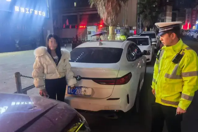 违停还故意遮挡号牌，这名驾驶人被处罚！
