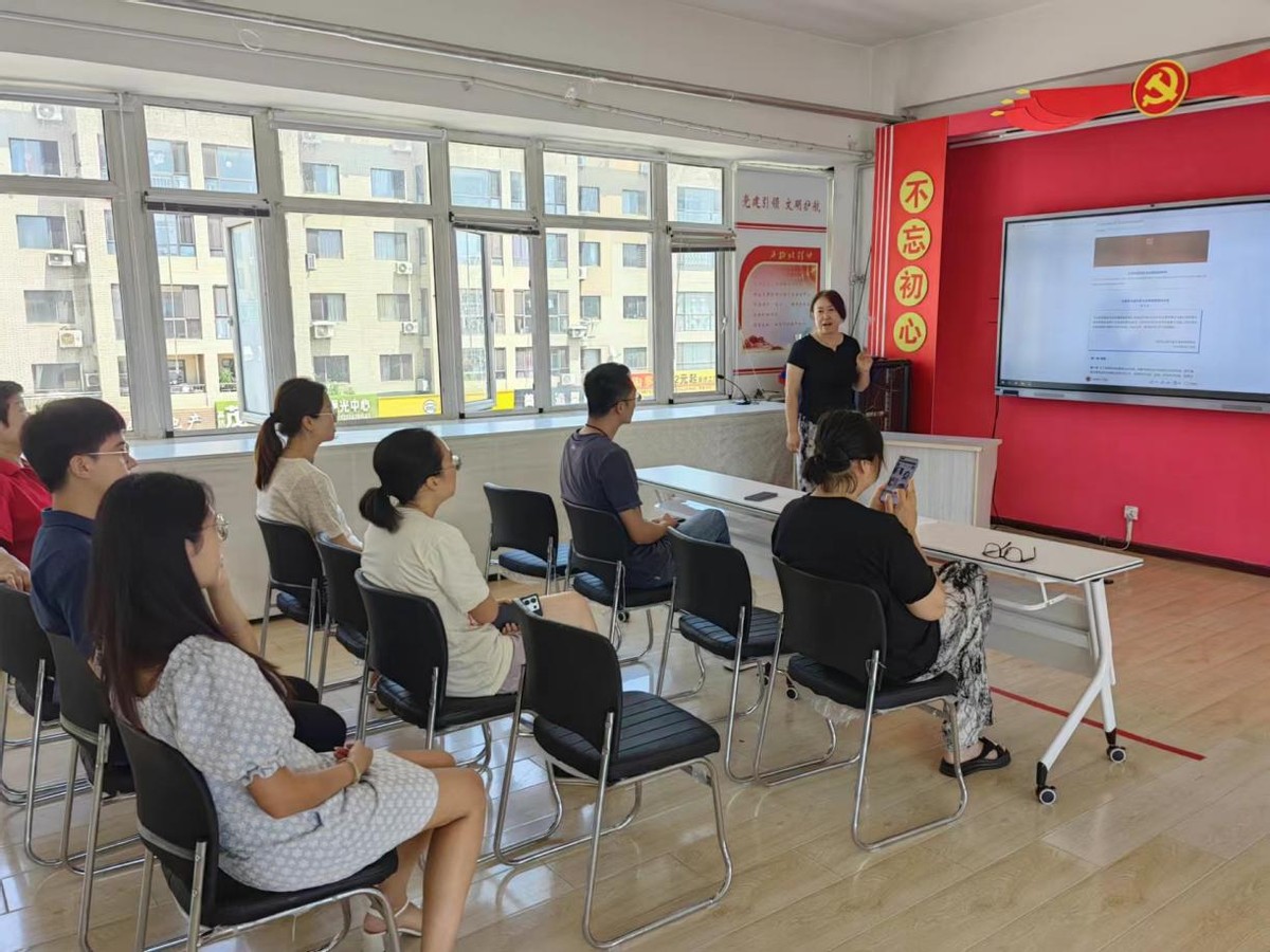 金源北里社区积极组织居民学习《大连市基层社会治理条例》