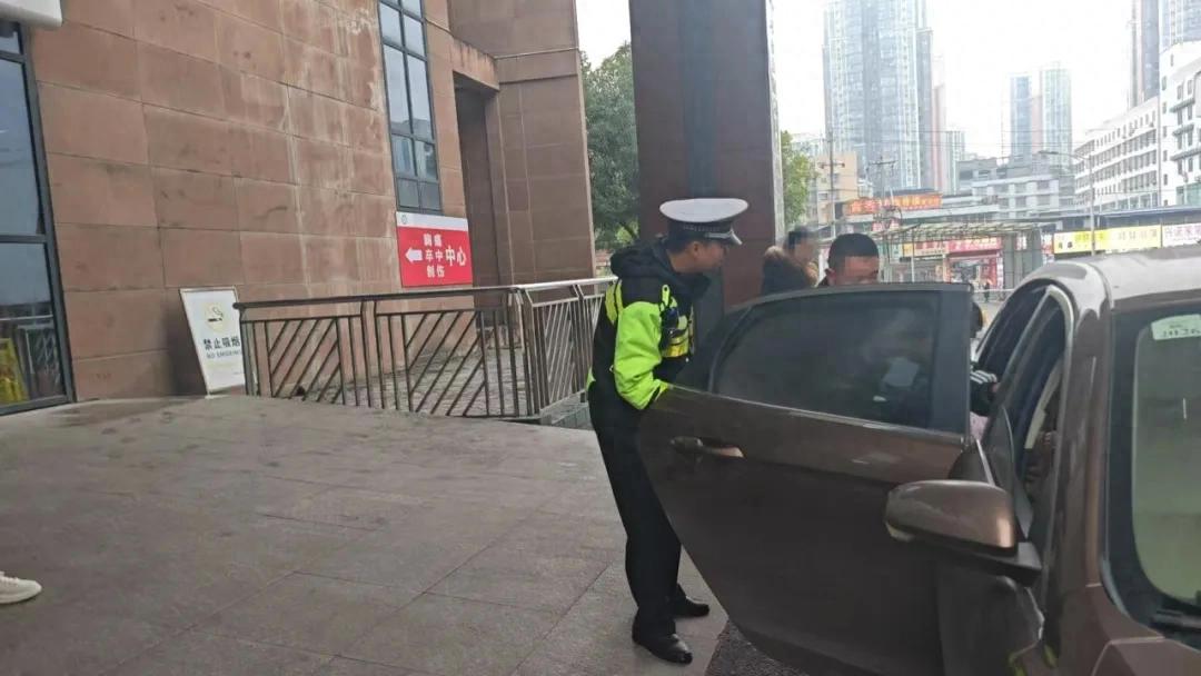 争分夺秒，习水公安交警护航紧急就医路