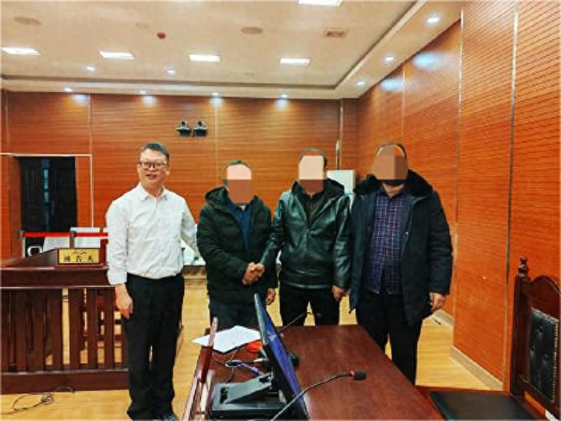 同事打架结仇怨 法官调解化干戈