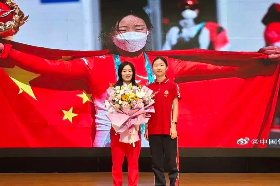 “金”彩纷呈！奥运冠军张梦秋走进衡水十三中传递奋进能量