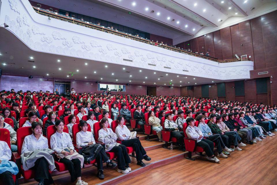 360 “纳米AI校园行”走进河南，多维度培育智能体人才
