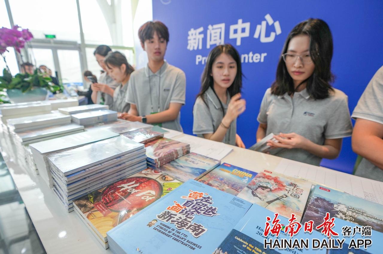 《“营”在自贸港 “画”说新海南》中英文漫画册亮相博鳌年会 向世界讲述海南营商故事