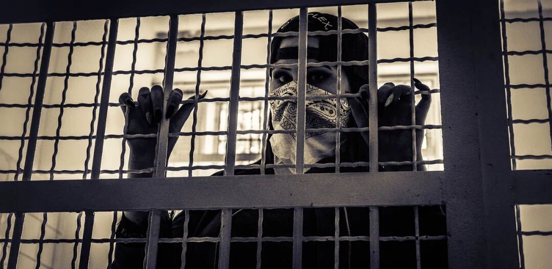 触犯刑法，违法所得890万，东北证券下属2公司被公诉