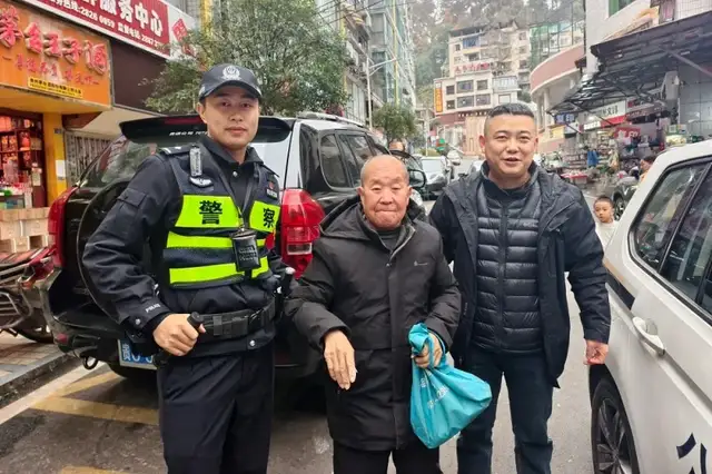 老人公园摔倒，民警暖心救助