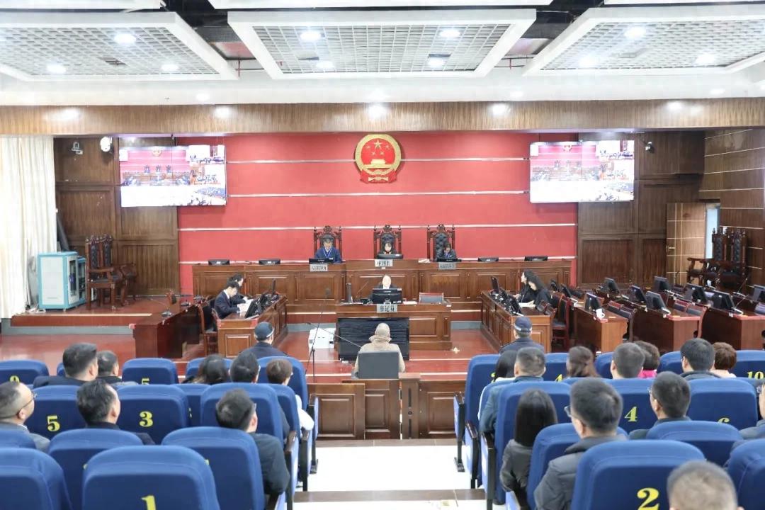 国企总经理涉案200万余元！汇川法院公开审理何某涉嫌受贿罪一案