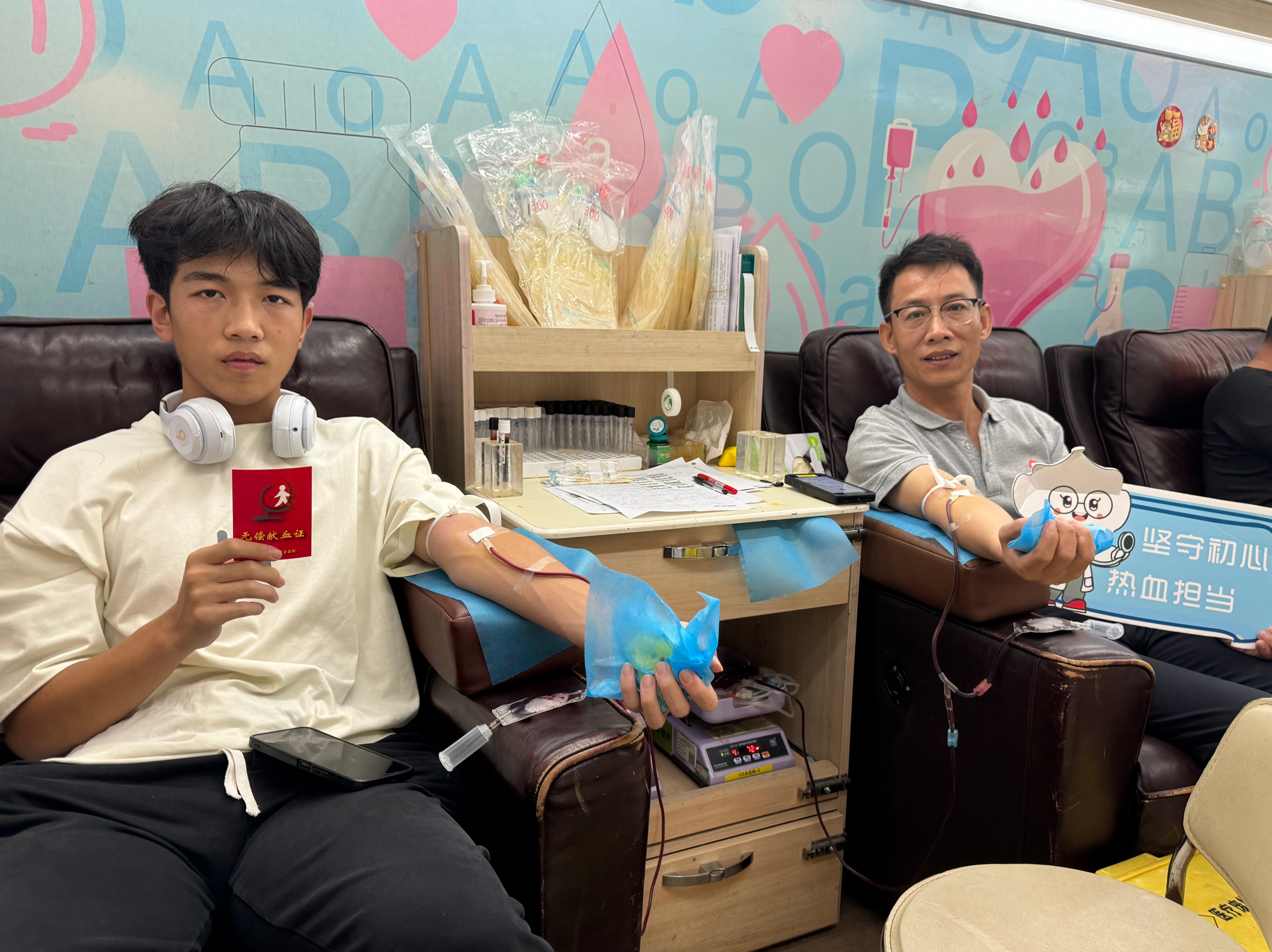 和父亲一起献血，小伙迎18岁特别“成人礼”