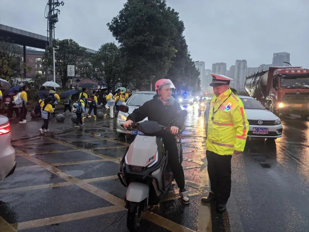 平安寒假“警”相随！播州交警严查超员载客，为学生出行保驾护航！