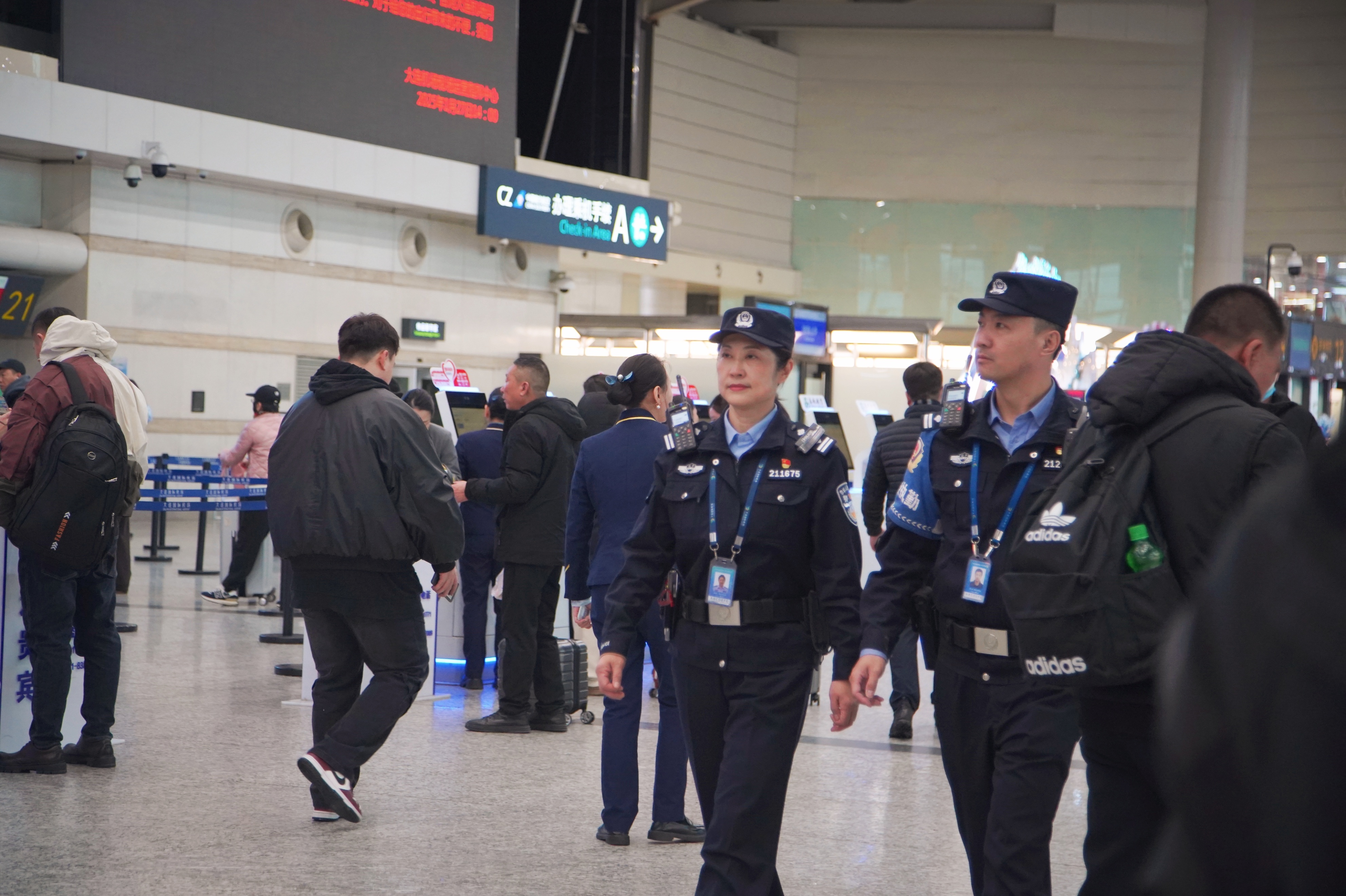 大连机场公安点亮平安灯，为旅客照亮回家之路