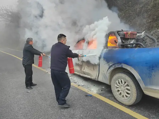 桐梓公安：车辆自燃，民警紧急救援
